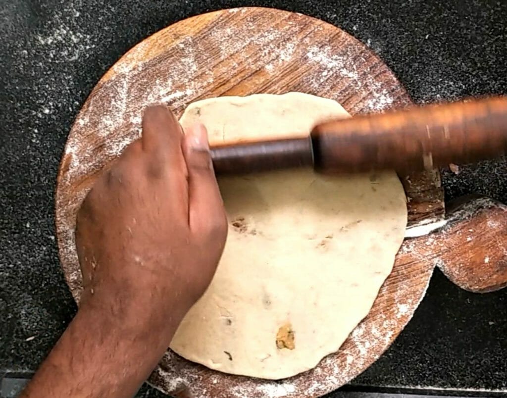 roll the dough gently and evenly from all the sides