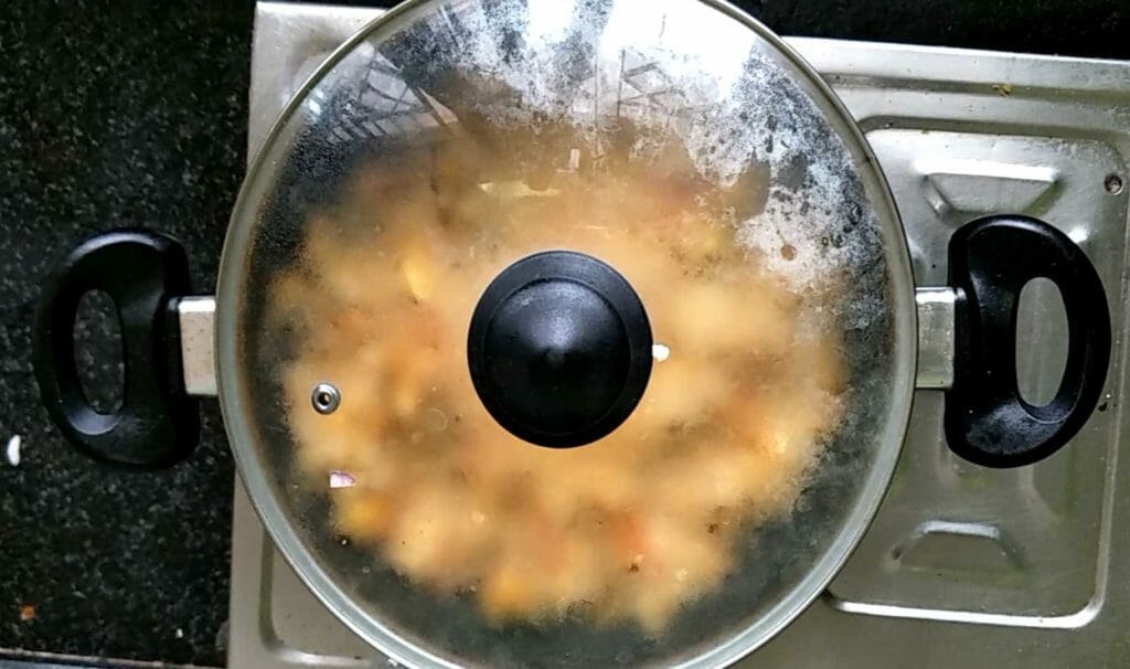 cover the pan and let it cook for 2-3 minutes