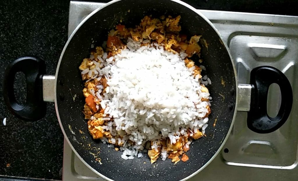 add soaked poha and sprinkle salt
